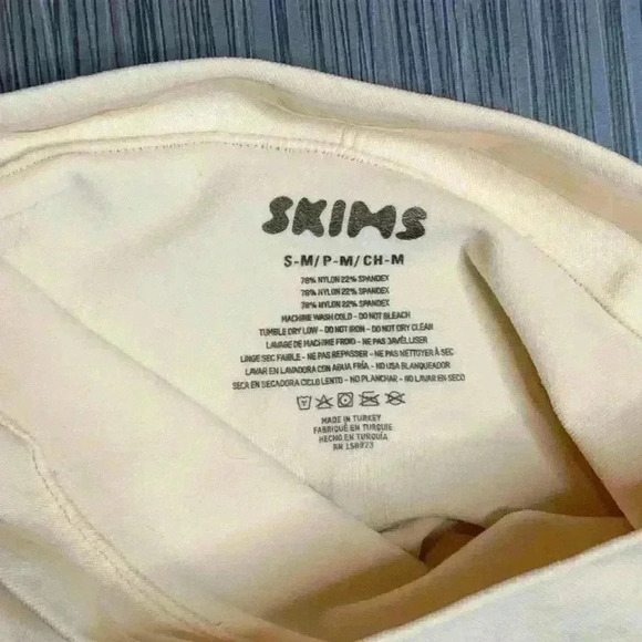 Skims Clay Soft Soothing Seamless Sculpting Mid Thigh Shorts Size S/M - Picture 3 of 5